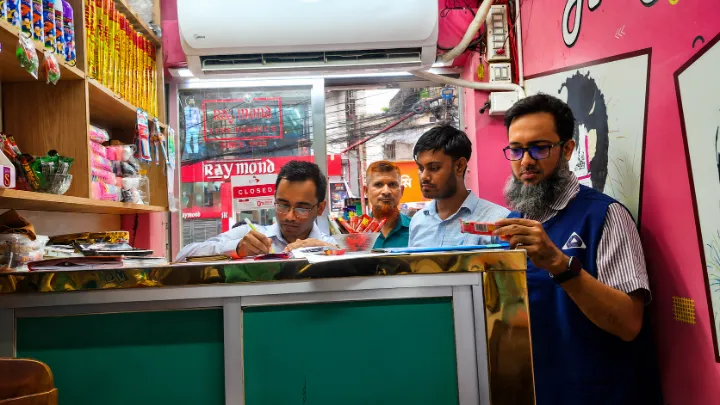 রাজশাহীতে বিএসটিআই’র অনুমোদনহীন কেক ও চকলেট বিক্রি করায় জরিমানা